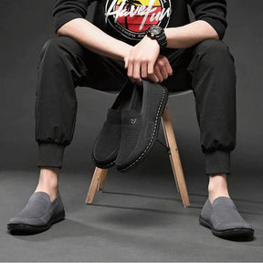 Mocassim Masculino Aero Romenzi RZ730 em detalhe, mocassim leve em materiais de alta qualidade que oferece conforto, durabilidade e estilo sofisticado.