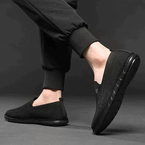 Mocassim Masculino Aero Romenzi RZ730 em detalhe, mocassim leve em materiais de alta qualidade que oferece conforto, durabilidade e estilo sofisticado.