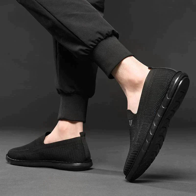 Mocassim Masculino Aero Romenzi RZ730 em detalhe, mocassim leve em materiais de alta qualidade que oferece conforto, durabilidade e estilo sofisticado.