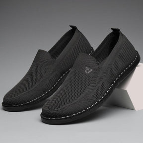 Mocassim Masculino Aero Romenzi RZ730 em detalhe, mocassim leve em materiais de alta qualidade que oferece conforto, durabilidade e estilo sofisticado.
