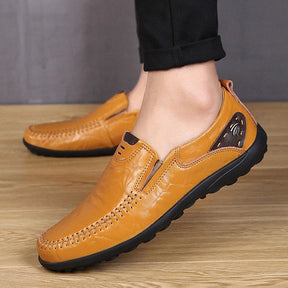 Mocassim Masculino Cannes Romenzi RZ731 em detalhe, calçado premium com design sofisticado, resistente e elegante para looks casuais ou sociais.