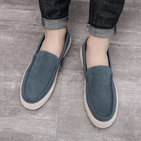 Mocassim masculino em materiais premium, com solado flexível e design clássico. Versátil para eventos casuais e sociais.