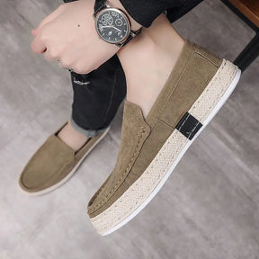 Mocassim masculino em materiais premium, com solado flexível e design clássico. Versátil para eventos casuais e sociais.
