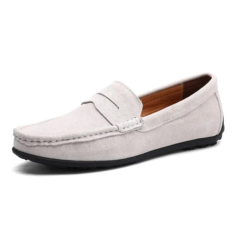 Mocassim masculino feito em camurça premium, com solado flexível e acabamento clássico. Ideal para conforto e estilo em diversas ocasiões.