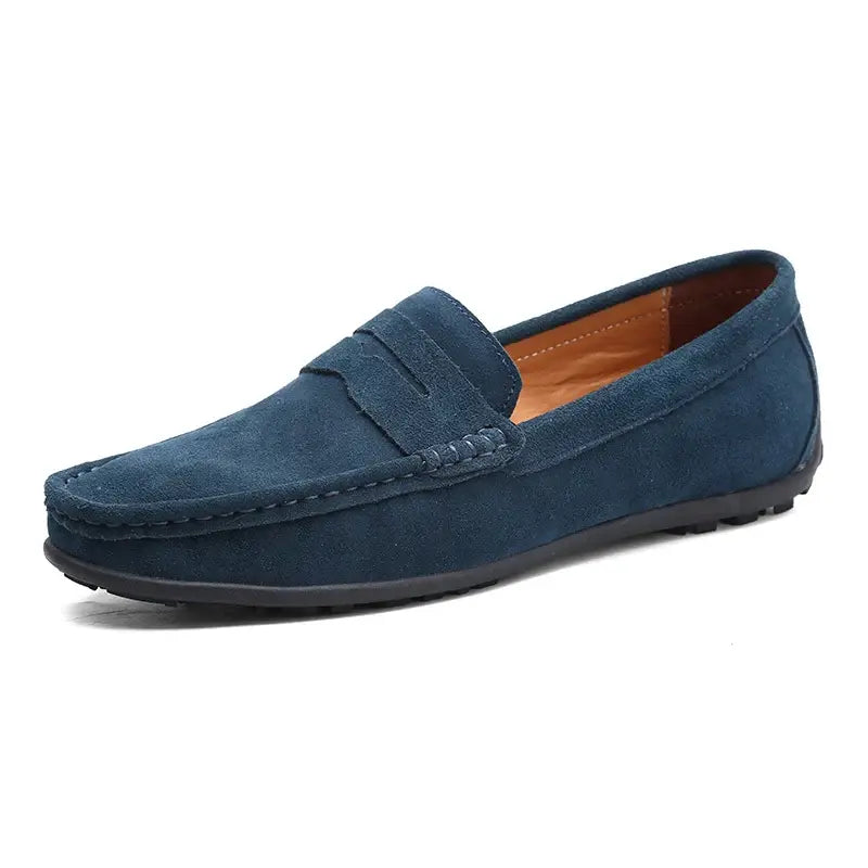 Mocassim masculino feito em camurça premium, com solado flexível e acabamento clássico. Ideal para conforto e estilo em diversas ocasiões.