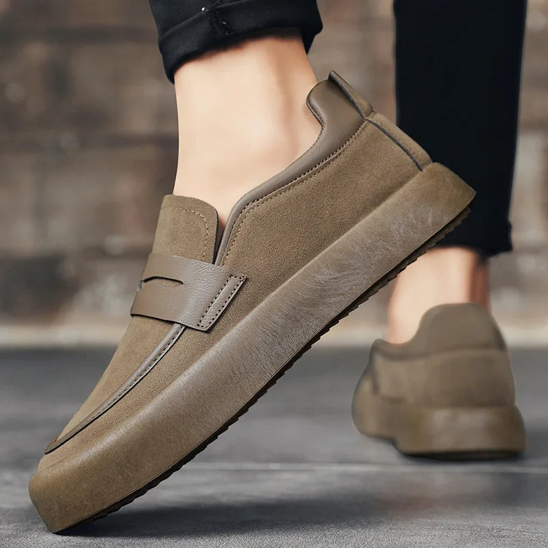 Mocassim masculino em camurça premium, com solado antiderrapante e palmilha acolchoada. Design refinado e versátil para ocasiões diversas.
