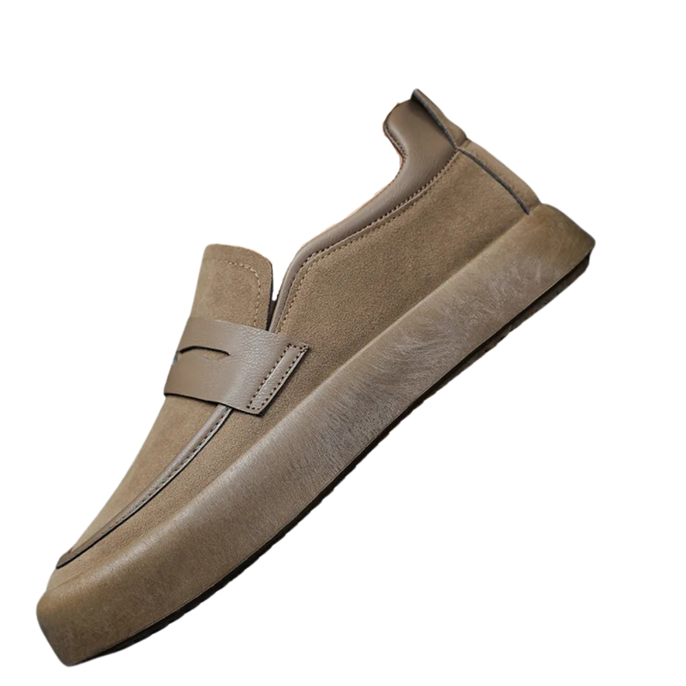 Mocassim masculino em camurça premium, com solado antiderrapante e palmilha acolchoada. Design refinado e versátil para ocasiões diversas.