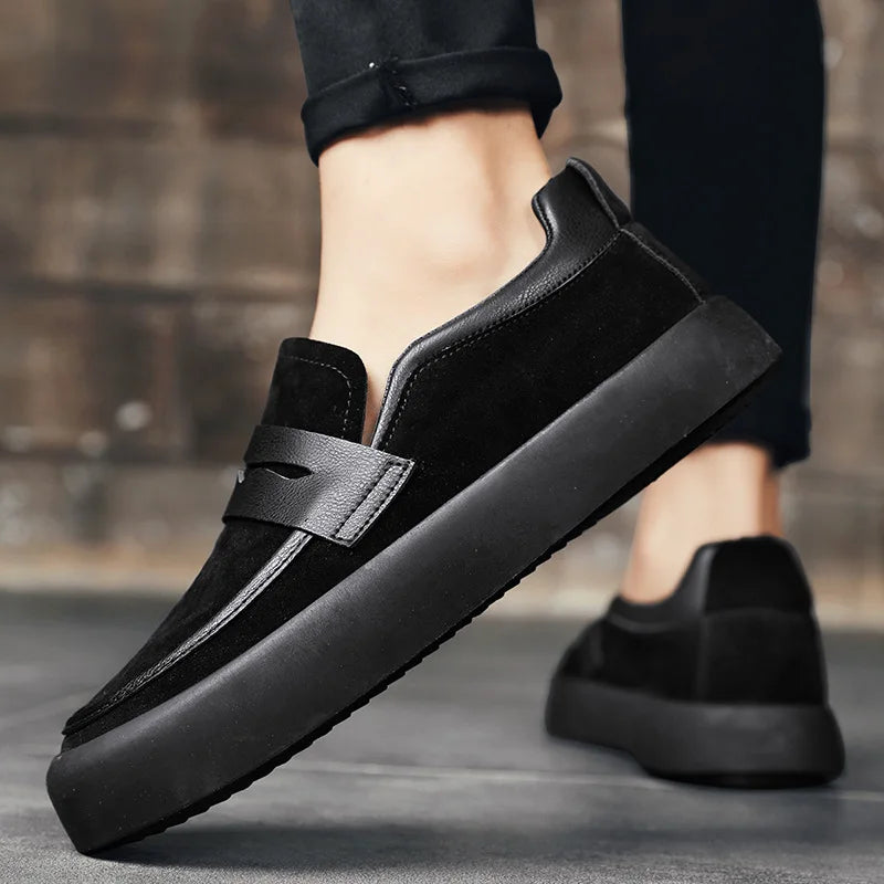 Mocassim masculino em camurça premium, com solado antiderrapante e palmilha acolchoada. Design refinado e versátil para ocasiões diversas.