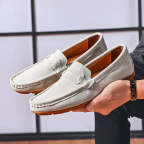 Mocassim Masculino de Camurça Romenzi RZ728 fotografado em detalhe, calçado elegante e resistente, feito em camurça premium para estilo casual ou social.