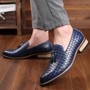 Mocassim masculino em couro legítimo com palmilha acolchoada, solado flexível e design versátil. Conforto e estilo para diversas ocasiões.