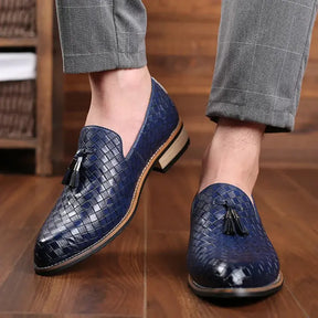 Mocassim masculino em couro legítimo com palmilha acolchoada, solado flexível e design versátil. Conforto e estilo para diversas ocasiões.