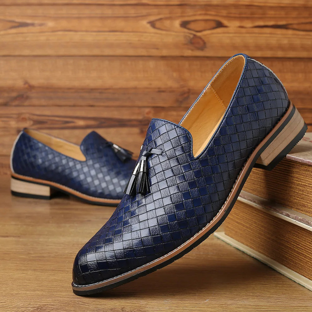 Mocassim masculino em couro legítimo com palmilha acolchoada, solado flexível e design versátil. Conforto e estilo para diversas ocasiões.