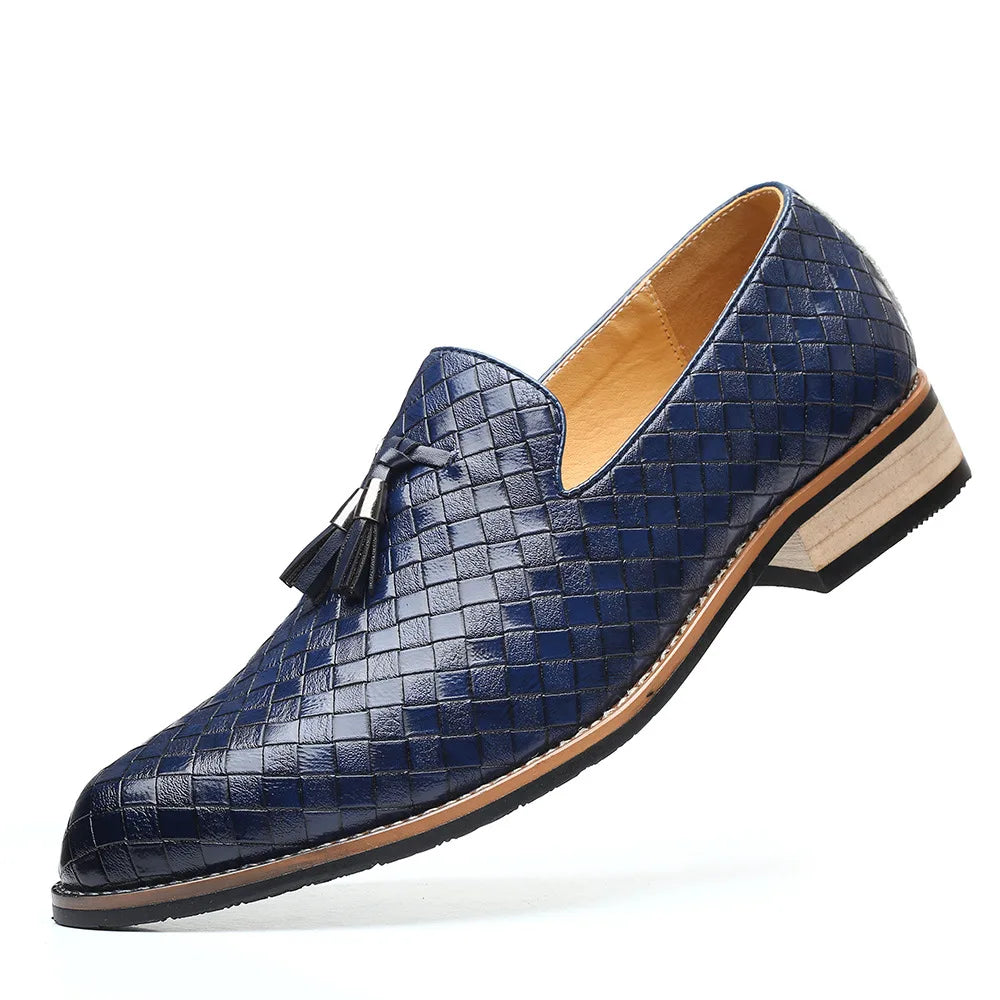 Mocassim masculino em couro legítimo com palmilha acolchoada, solado flexível e design versátil. Conforto e estilo para diversas ocasiões.