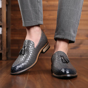 Mocassim masculino em couro legítimo com palmilha acolchoada, solado flexível e design versátil. Conforto e estilo para diversas ocasiões.