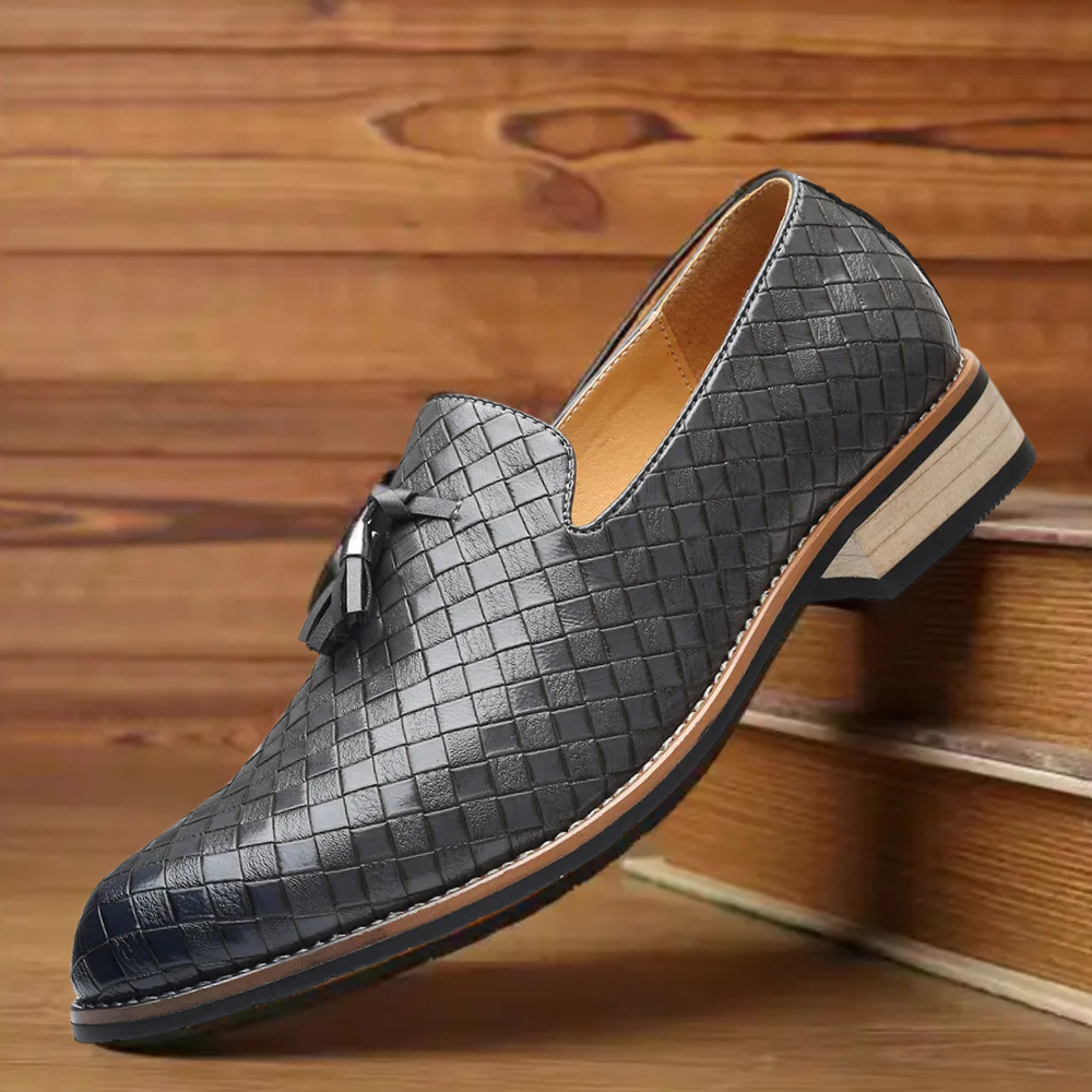 Mocassim masculino em couro legítimo com palmilha acolchoada, solado flexível e design versátil. Conforto e estilo para diversas ocasiões.