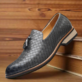 Mocassim masculino em couro legítimo com palmilha acolchoada, solado flexível e design versátil. Conforto e estilo para diversas ocasiões.