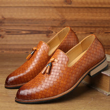 Mocassim masculino em couro legítimo com palmilha acolchoada, solado flexível e design versátil. Conforto e estilo para diversas ocasiões.