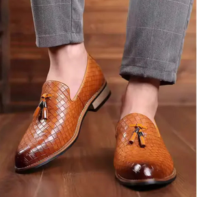 Mocassim masculino em couro legítimo com palmilha acolchoada, solado flexível e design versátil. Conforto e estilo para diversas ocasiões.
