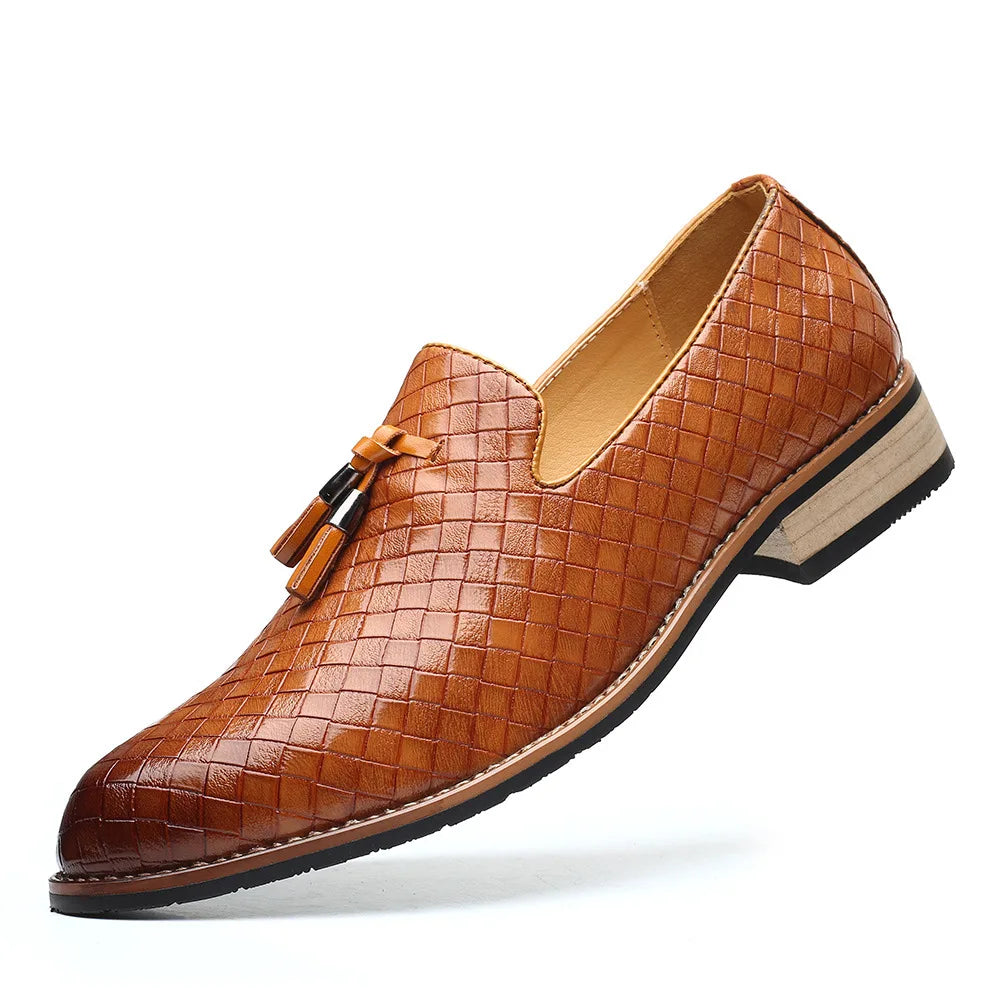 Mocassim masculino em couro legítimo com palmilha acolchoada, solado flexível e design versátil. Conforto e estilo para diversas ocasiões.