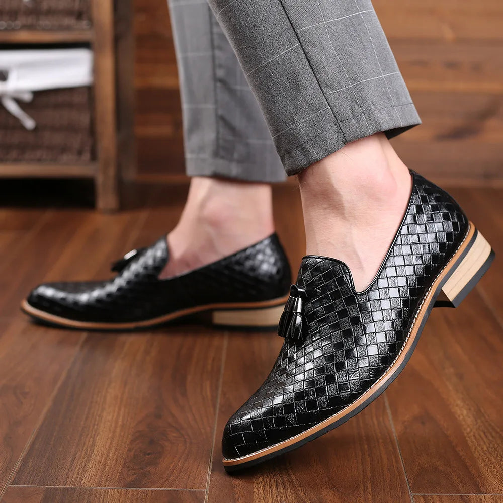 Mocassim masculino em couro legítimo com palmilha acolchoada, solado flexível e design versátil. Conforto e estilo para diversas ocasiões.