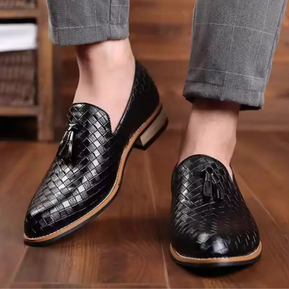 Mocassim masculino em couro legítimo com palmilha acolchoada, solado flexível e design versátil. Conforto e estilo para diversas ocasiões.