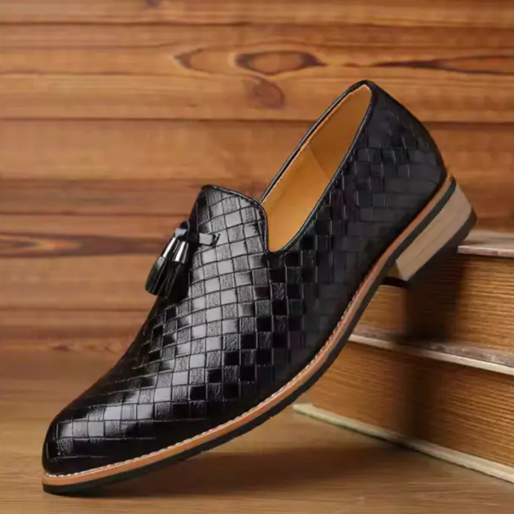Mocassim masculino em couro legítimo com palmilha acolchoada, solado flexível e design versátil. Conforto e estilo para diversas ocasiões.