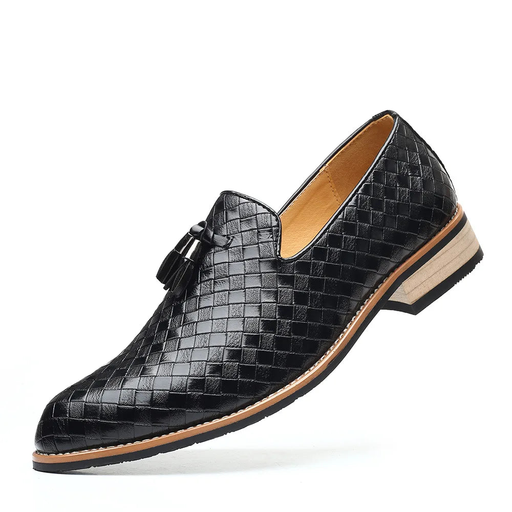 Mocassim masculino em couro legítimo com palmilha acolchoada, solado flexível e design versátil. Conforto e estilo para diversas ocasiões.