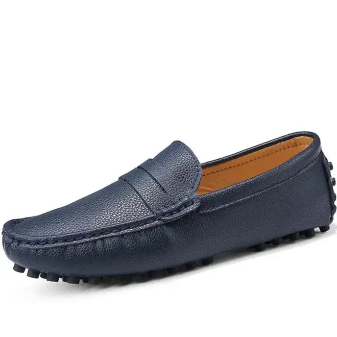Mocassim masculino em couro premium com design clássico, palmilha macia e solado flexível. Perfeito para conforto e estilo.