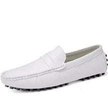 Mocassim masculino em couro premium com design clássico, palmilha macia e solado flexível. Perfeito para conforto e estilo.