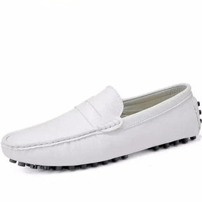 Mocassim masculino em couro premium com design clássico, palmilha macia e solado flexível. Perfeito para conforto e estilo.