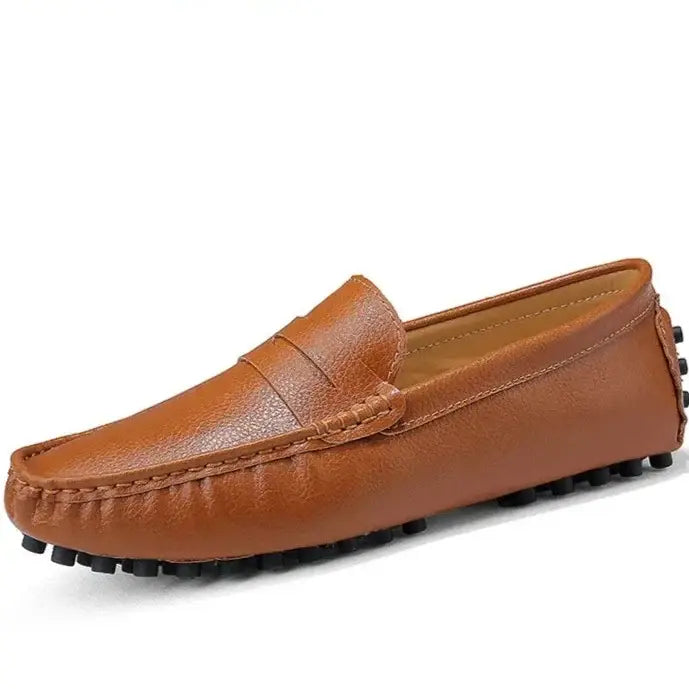 Mocassim masculino em couro premium com design clássico, palmilha macia e solado flexível. Perfeito para conforto e estilo.