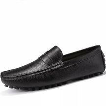 Mocassim masculino em couro premium com design clássico, palmilha macia e solado flexível. Perfeito para conforto e estilo.
