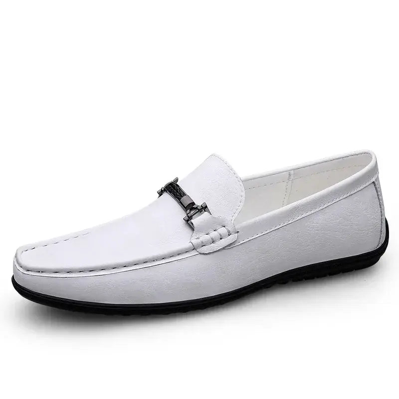 Mocassim masculino em couro premium, com design clássico e refinado. Palmilha macia e solado flexível para conforto prolongado.