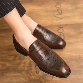 Mocassim masculino em couro premium, com conforto acolchoado, solado flexível e acabamento clássico. Ideal para looks casuais e formais.