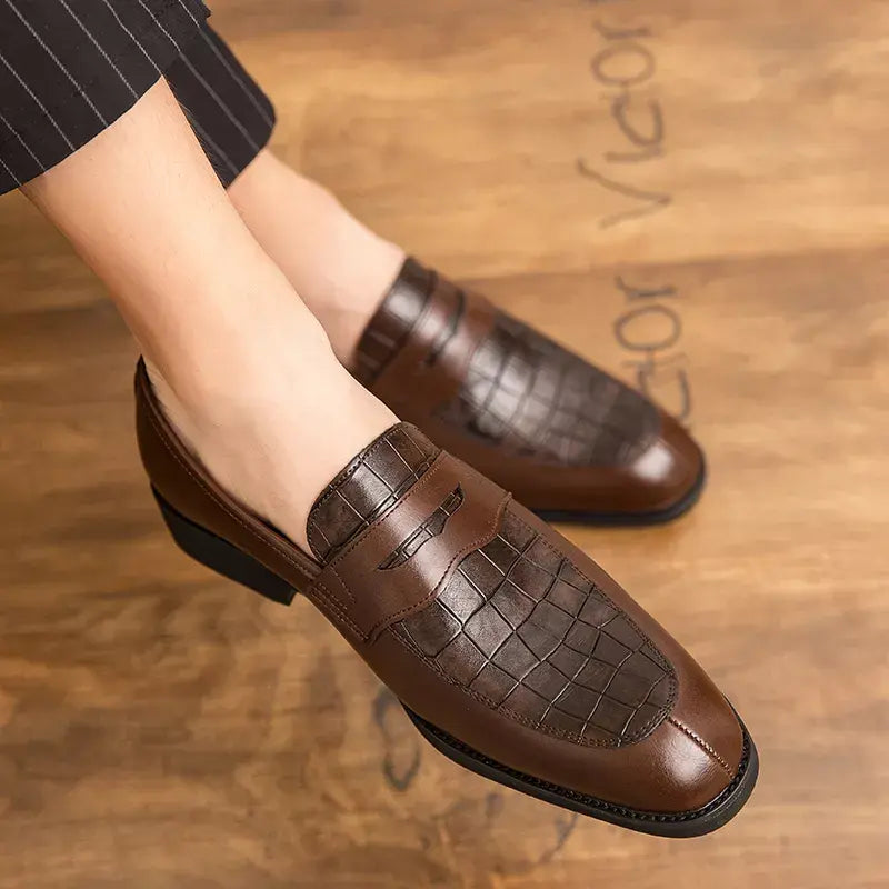 Mocassim masculino em couro premium, com conforto acolchoado, solado flexível e acabamento clássico. Ideal para looks casuais e formais.
