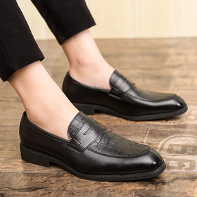 Mocassim masculino em couro premium, com conforto acolchoado, solado flexível e acabamento clássico. Ideal para looks casuais e formais.