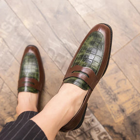 Mocassim masculino em couro premium, com conforto acolchoado, solado flexível e acabamento clássico. Ideal para looks casuais e formais.