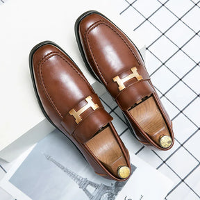 Mocassim masculino em couro premium, com acabamento artesanal, palmilha acolchoada e solado flexível. Elegância para looks casuais e formais.