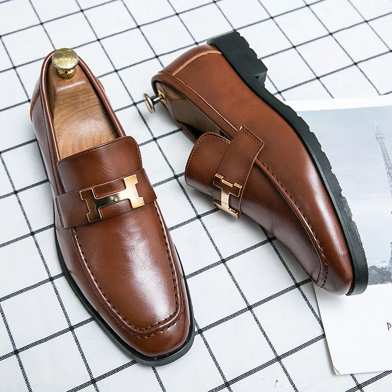 Mocassim masculino em couro premium, com acabamento artesanal, palmilha acolchoada e solado flexível. Elegância para looks casuais e formais.