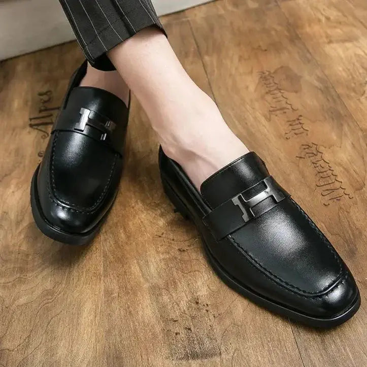Mocassim masculino em couro premium, com acabamento artesanal, palmilha acolchoada e solado flexível. Elegância para looks casuais e formais.