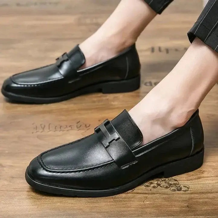 Mocassim masculino em couro premium, com acabamento artesanal, palmilha acolchoada e solado flexível. Elegância para looks casuais e formais.