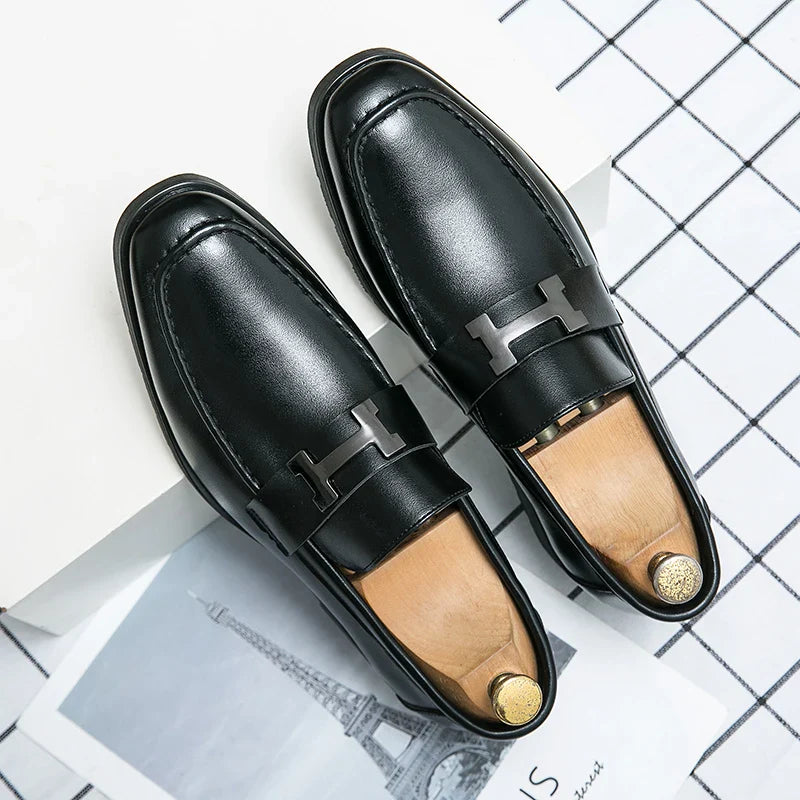 Mocassim masculino em couro premium, com acabamento artesanal, palmilha acolchoada e solado flexível. Elegância para looks casuais e formais.