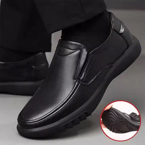 Mocassim masculino em couro premium com acabamento artesanal, palmilha macia e solado resistente. Estilo e funcionalidade para diferentes ocasiões.