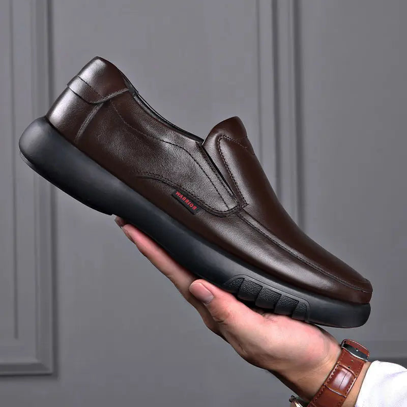 Mocassim masculino em couro premium com acabamento artesanal, palmilha macia e solado resistente. Estilo e funcionalidade para diferentes ocasiões.