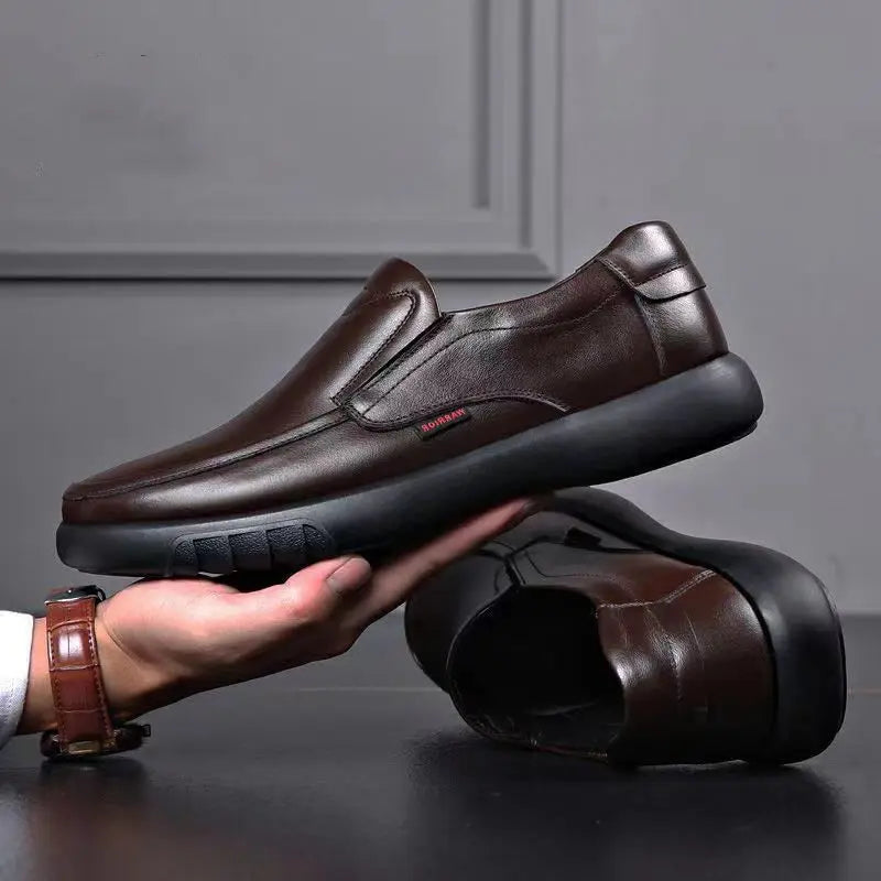 Mocassim masculino em couro premium com acabamento artesanal, palmilha macia e solado resistente. Estilo e funcionalidade para diferentes ocasiões.