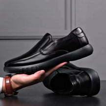 Mocassim masculino em couro premium com acabamento artesanal, palmilha macia e solado resistente. Estilo e funcionalidade para diferentes ocasiões.