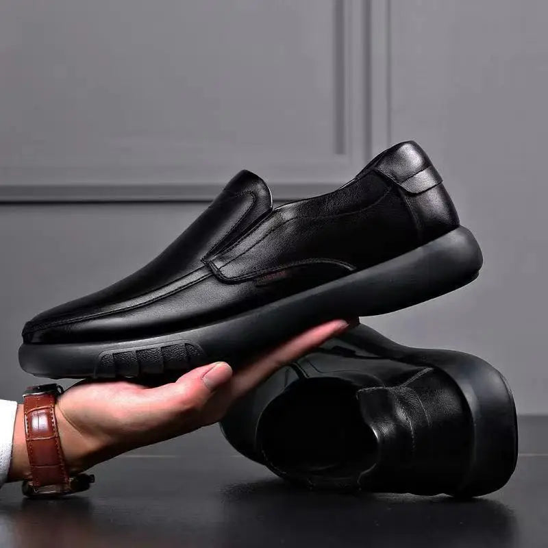 Mocassim masculino em couro premium com acabamento artesanal, palmilha macia e solado resistente. Estilo e funcionalidade para diferentes ocasiões.