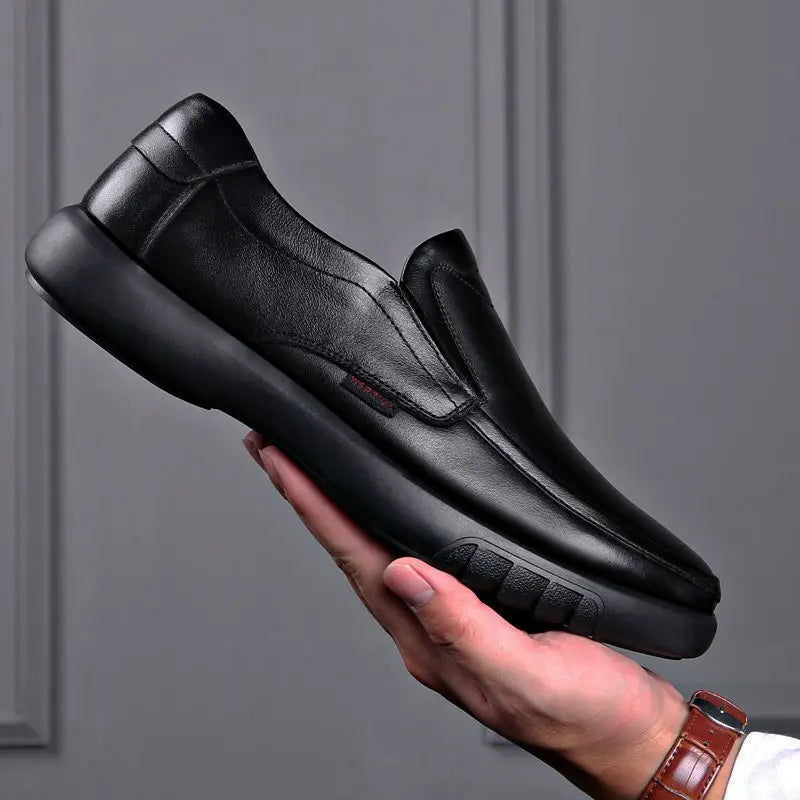 Mocassim masculino em couro premium com acabamento artesanal, palmilha macia e solado resistente. Estilo e funcionalidade para diferentes ocasiões.