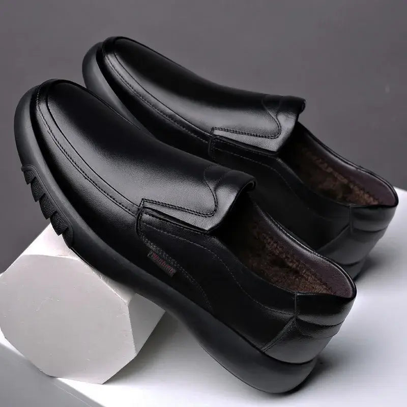 Mocassim masculino em couro premium com acabamento artesanal, palmilha macia e solado resistente. Estilo e funcionalidade para diferentes ocasiões.