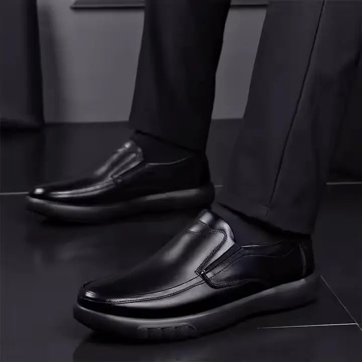 Mocassim masculino em couro premium com acabamento artesanal, palmilha macia e solado resistente. Estilo e funcionalidade para diferentes ocasiões.